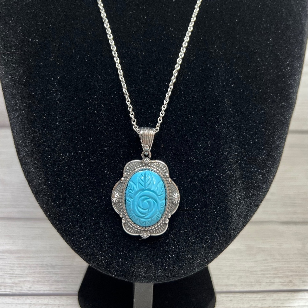 Blue Howlite Carved Rose Pendant Necklace (169)